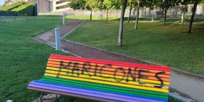 El primer “banco arcoíris LGTBIQ” de Jaén sufre el cuarto acto vandálico en menos de un año