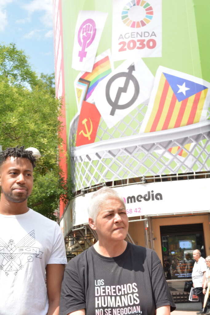 Uge Sangil y Ronny de la Cruz frente a la "lona del odio" instalada por Vox / FELGTBI+
