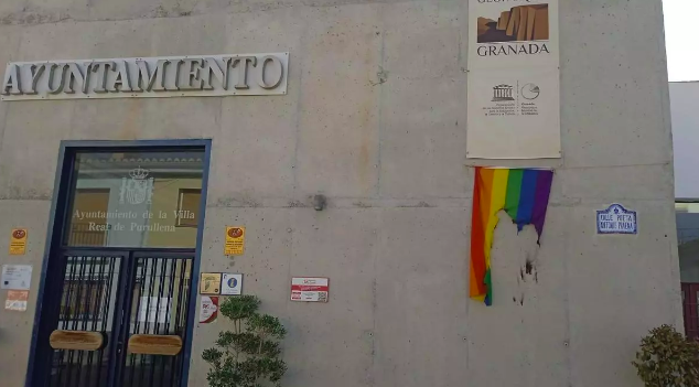 Bandera que ha aparecido quemada en Purullena, Granada