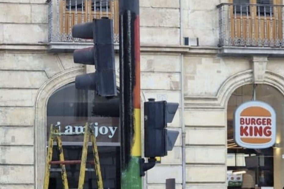 El Ayuntamiento de Granada elimina las farolas arcoíris