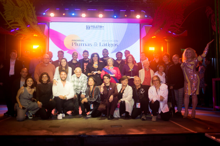 El colectivo LGTBI+ celebra el nuevo Gobierno en la gala de los Premios Plumas y Látigos de FELGTBI+