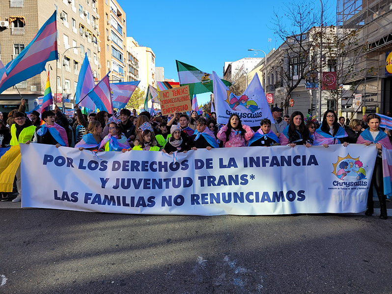 Multitudinaria Manifestación en Madrid Contra los Recortes en Derechos LGTBI: El PP Avanza en Modificaciones Polémicas en Leyes Vigente