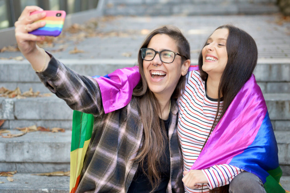 pareja de mujeres lesbianas se hacen una foto para redes sociales