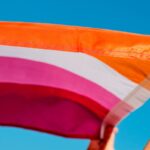 Una mujer sostiene una bandera de la comunidad lésbica
