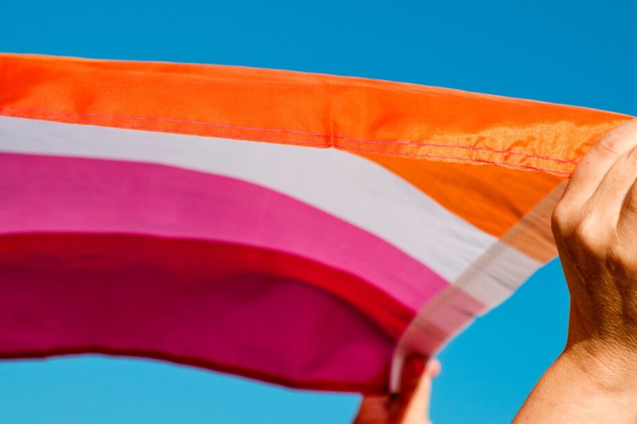 Una mujer sostiene una bandera de la comunidad lésbica