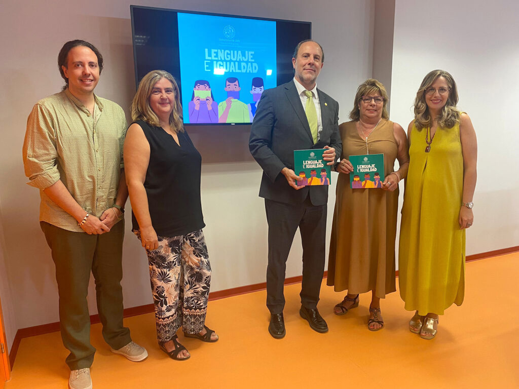 La Vicerrrectora de Igualdad, Diversidad y Responsabilidad Social, Pilar Fernández Pantoja, junto a su equipo y el Rector de la UJA, Nicolás Ruiz, en la presentación una guía para promover el uso igualitario del lenguaje