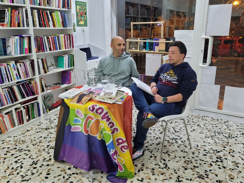 Roberto Torres y Felipe García en una actividad de Somos de Colores en la librería Lees Otras Cosas de Granada