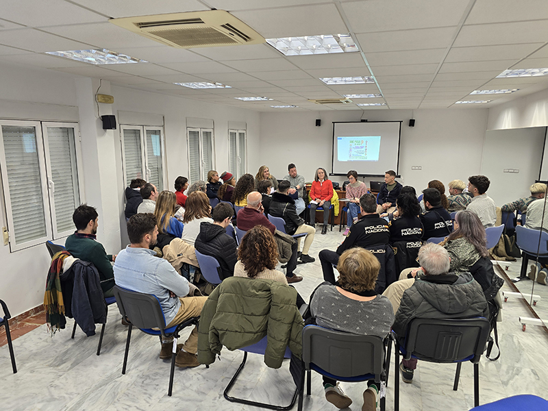 Somos de Colores valora positivamente la mesa redonda del 31 de enero en Jaén, destacando el impulso a la visibilidad y la unidad del movimiento LGTBIQ+. La asociación resalta la importancia del trabajo colaborativo y el fomento del asociacionismo, especialmente en entornos rurales, como motor de avance social y conquista de derechos.