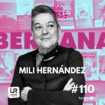 Fotografía en blanco y negro de Mili Hernández, activista LGTBIQ+, fundadora de la histórica librería Berkana y cofundadora de la editorial Egales, rodeada de libros en su local de Chueca (Madrid). Imagen representativa del activismo cultural, literario y editorial por los derechos LGTBIQ+ en España. Entrevista completa en el podcast Somos de Colores, disponible en iVoox, sobre memoria, diversidad y cultura.