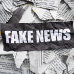 Un montón de recortes de periódico con noticias de prensa. En primer plano podemos ver la palabra Fake News