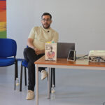 Carlos Barea interviene en la charla-coloquio «Memoria, resistencia y visibilidad LGTBIQ+» celebrada en la Universidad de Jaén dentro de la programación del Orgullo LGTBIQA+ de Jaén 2026, con su libro Rebeldes del deseo sobre la mesa.
