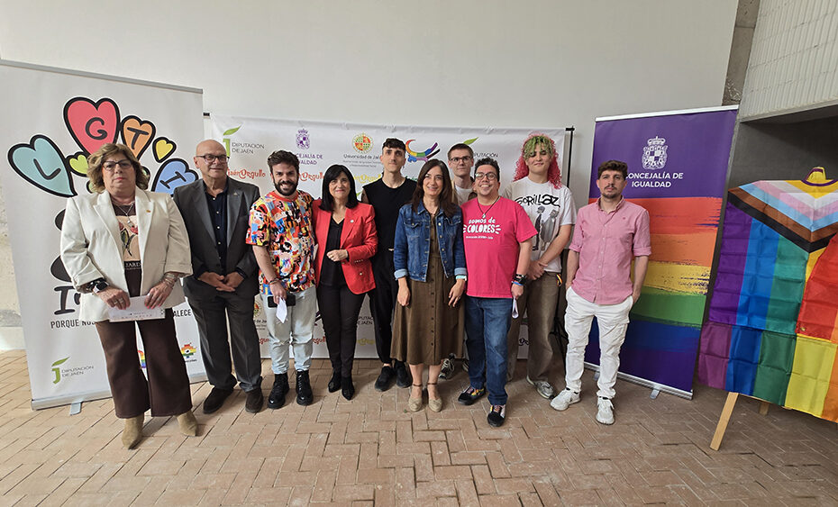 Foto de grupo durante la presentación oficial del Orgullo LGTBIQA+ de Jaén 2026, con representantes de Jaén Orgullo, Somos de Colores, Chrysallis Andalucía, AASA, Arco Iris Jaén y responsables institucionales del Ayuntamiento de Jaén, Diputación Provincial y Universidad de Jaén.
